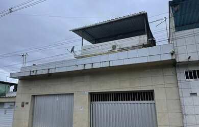 Imagem: A casa possui 4 Dormitórios, 5 Banheiros, 2 Vagas na garagem