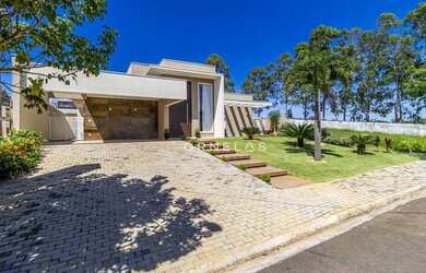 Imagem: A casa em condomínio possui 3 Dormitórios, 3 Banheiros, 4