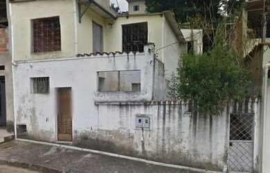 Imagem: A casa possui 3 Dormitórios, 1 Banheiro, 1 Vaga na garagem