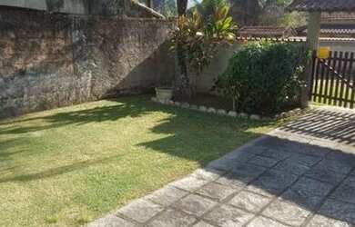 Imagem: A casa possui 2 Dormitórios, 1 Banheiro, 2 Vagas na garagem