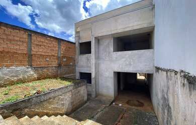 Imagem: A casa possui 4 Dormitórios, 3 Vagas na garagem, 198m² de