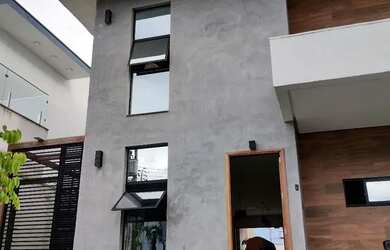 Imagem: A casa em condomínio possui 4 Dormitórios, 5 Banheiros, 2