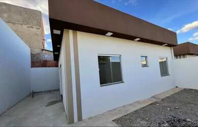 Imagem: A casa possui 2 Dormitórios, 1 Banheiro, 2 Vagas na garagem