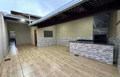 Imagem: A casa possui 3 Dormitórios, 2 Banheiros e 2 Vagas na garagem