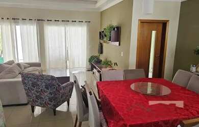 Imagem: A casa possui 3 Dormitórios, 4 Banheiros, 2 Vagas na garagem