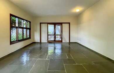 Imagem: A casa possui 3 Dormitórios, 5 Banheiros, 4 Vagas na garagem