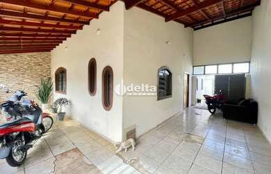 Imagem: A casa possui 5 Dormitórios, 3 Banheiros, 3 Vagas na garagem