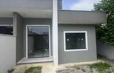 Imagem: A casa possui 3 Dormitórios, 2 Banheiros, 2 Vagas na garagem