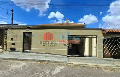 Imagem: A casa possui 3 Dormitórios, 3 Banheiros, 3 Vagas na garagem