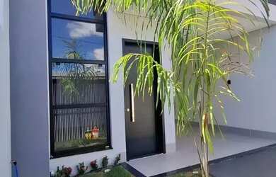 Imagem: A casa possui 3 Dormitórios, 2 Banheiros, 2 Vagas na garagem