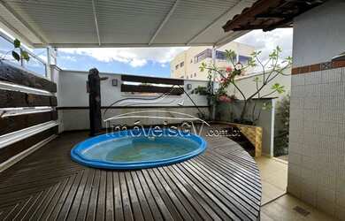 Imagem: A casa possui 3 Dormitórios, 1 Banheiro, 2 Vagas na garagem