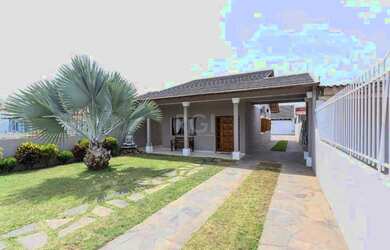 Imagem: A casa possui 2 Dormitórios, 3 Banheiros, 2 Vagas na garagem