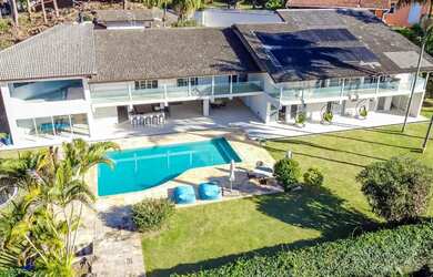 Imagem: A casa em condomínio possui 5 Dormitórios, 5 Banheiros, 5