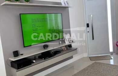 Imagem: A casa em condomínio possui 3 Dormitórios, 1 Banheiro, 2 Vagas