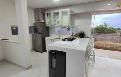 Imagem: A casa em condomínio à venda possui 3 Dormitórios, 2 Banheiros