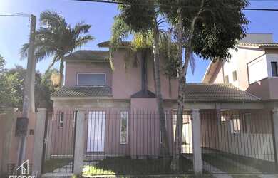 Imagem: A casa possui 3 Dormitórios, 3 Banheiros, 2 Vagas na garagem