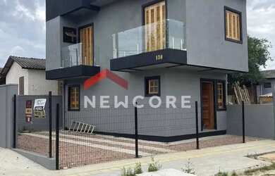 Imagem: A casa possui 2 Dormitórios, 2 Banheiros, 2 Vagas na garagem