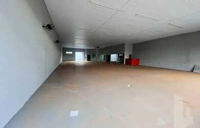 Imagem: O depósito possui 5 Vagas na garagem, 500m² de Área e está