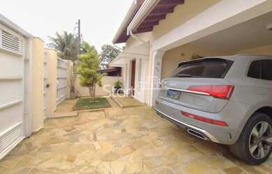 Imagem: A casa possui 3 Dormitórios, 3 Banheiros, 3 Vagas na garagem