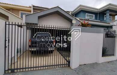 Imagem: A casa possui 3 Dormitórios, 1 Banheiro, 2 Vagas na garagem