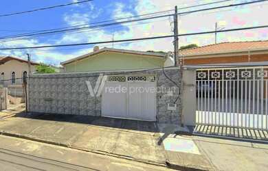 Imagem: A casa possui 3 Dormitórios, 3 Banheiros, 4 Vagas na garagem