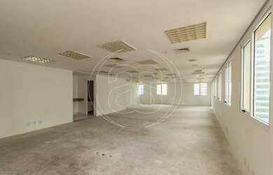 Imagem: O depósito possui 5 Vagas na garagem e 140m² de Área e está