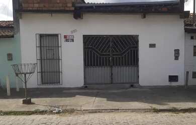 Imagem: A casa possui 3 Dormitórios, 2 Banheiros, 5 Vagas na garagem