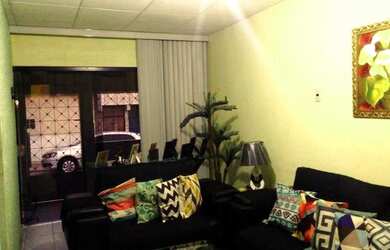 Imagem: A casa possui 2 Dormitórios, 2 Banheiros e 1 Vaga na garagem