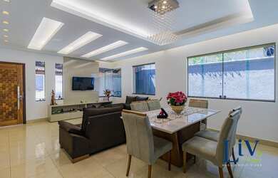 Imagem: A casa possui 3 Dormitórios, 3 Banheiros, 4 Vagas na garagem