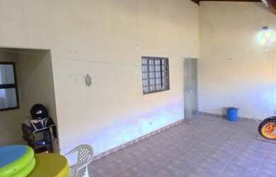 Imagem: A casa possui 3 Dormitórios, 2 Banheiros, 2 Vagas na garagem