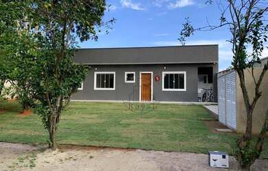 Imagem: A casa possui 2 Dormitórios, 1 Banheiro, 2 Vagas na garagem