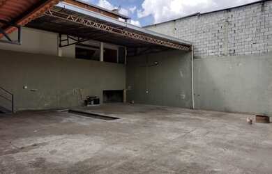 Imagem: O depósito possui 4 Vagas na garagem e 120m² de Área e está
