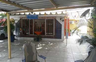 Imagem: A casa possui 4 Dormitórios, 4 Banheiros, 3 Vagas na garagem