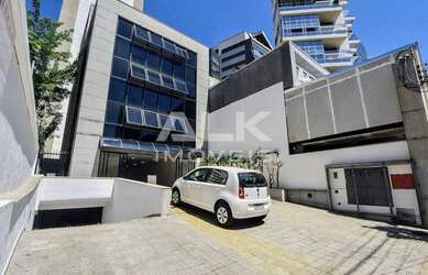 Imagem: O depósito possui 5 Vagas na garagem e 1156m² de Área e está