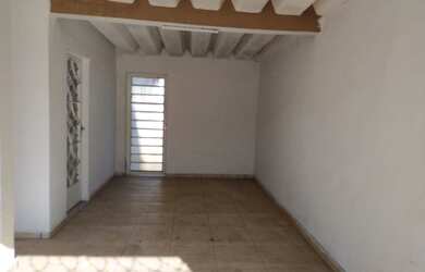 Imagem: A casa possui 3 Dormitórios, 1 Banheiro, 1 Vaga na garagem
