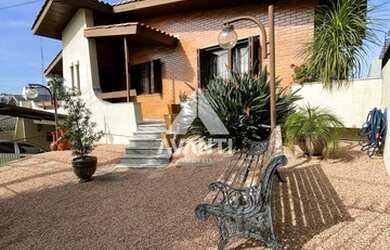 Imagem: A casa possui 3 Dormitórios, 3 Banheiros, 4 Vagas na garagem