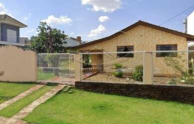 Imagem: A casa possui 4 Dormitórios, 1 Banheiro, 2 Vagas na garagem