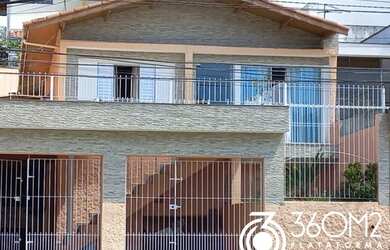 Imagem: A casa possui 3 Dormitórios, 2 Banheiros, 4 Vagas na garagem