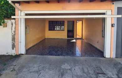 Imagem: A casa possui 3 Dormitórios, 2 Banheiros, 2 Vagas na garagem