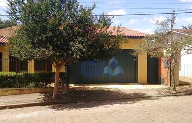 Imagem: A casa possui 4 Dormitórios, 5 Banheiros, 2 Vagas na garagem