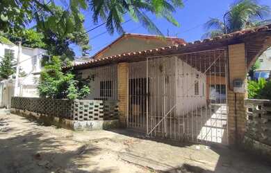 Imagem: A casa possui 3 Dormitórios, 3 Banheiros, 4 Vagas na garagem