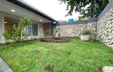 Imagem: A casa possui 4 Dormitórios, 5 Banheiros, 4 Vagas na garagem