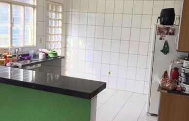 Imagem: A casa possui 2 Dormitórios, 1 Banheiro, 3 Vagas na garagem