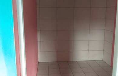 Imagem: A casa possui 2 Dormitórios e 1 Banheiro e está localizado