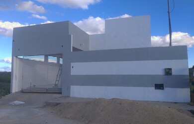 Imagem: A casa possui 3 Dormitórios, 2 Banheiros, 1 Vaga na garagem