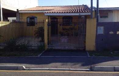 Imagem: A casa possui 2 Dormitórios, 2 Banheiros, 2 Vagas na garagem