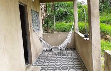 Imagem: A casa possui 2 Dormitórios, 1 Banheiro e 2 Vagas na garagem