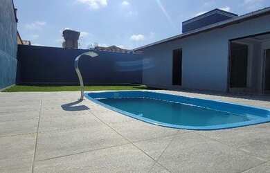 Imagem: A casa possui 3 Dormitórios, 2 Banheiros, 2 Vagas na garagem