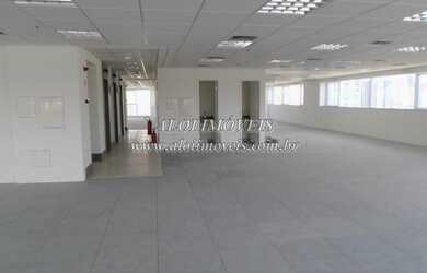 Imagem: O depósito possui 4 Vagas na garagem, 230m² de Área e Imóvel