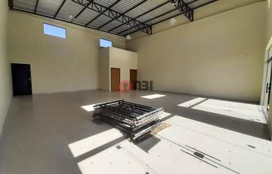 Imagem: O depósito possui 4 Vagas na garagem, 200m² de Área e está